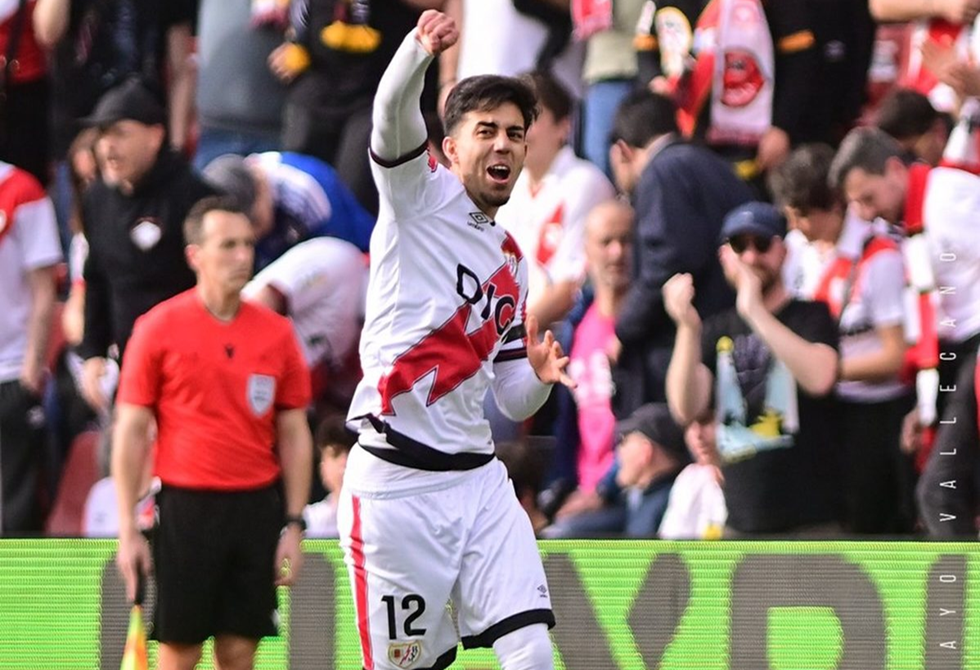 لاعب مغربي يتصدر مشهد الاحتفال بالعلم الفلسطيني في دوري المؤتمر الأوروبي