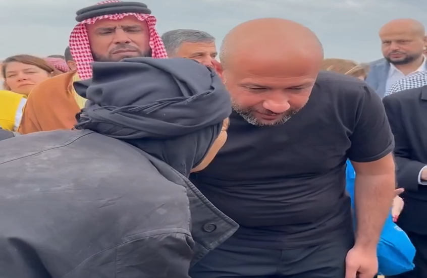 فيديو لوزير سوري يقبّل يد سيدة مسنة يثير تفاعلاً واسعًا على مواقع التواصل