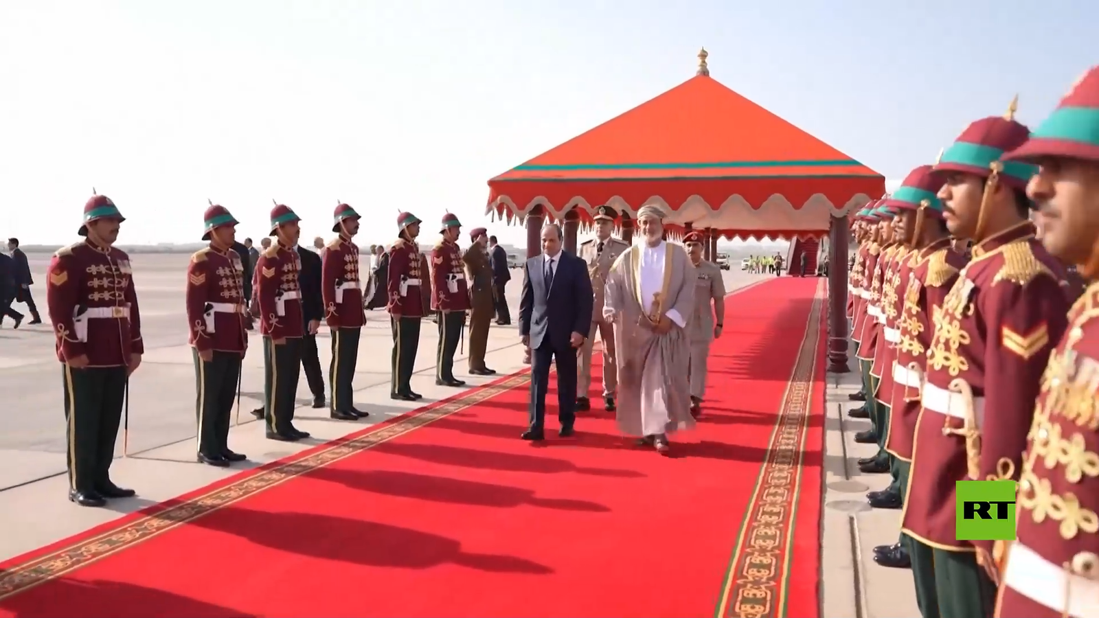 استقبال رسمي لسلطان عُمان للرئيس المصري خلال زيارته إلى مسقط