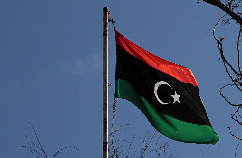 ليبيا.. قتيلان و9 جرحى في اشتباكات بمدينة الزاوية وقذائف تصيب خزان كيروسين داخل المستودع النفطي