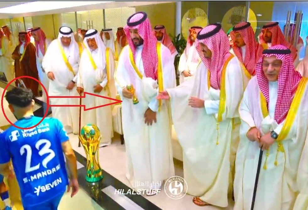 لقطة طريفة تجمع لاعب الهلال مندش بولي العهد السعودي تثير التفاعل (فيديو)