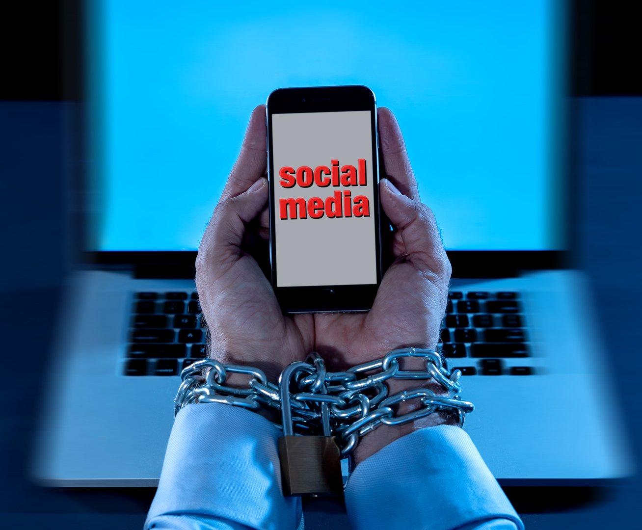 خبراء يحذرون من استغلال نقاط الضعف النفسية لمستخدمي التواصل الاجتماعي بهدف التأثير والسيطرة
