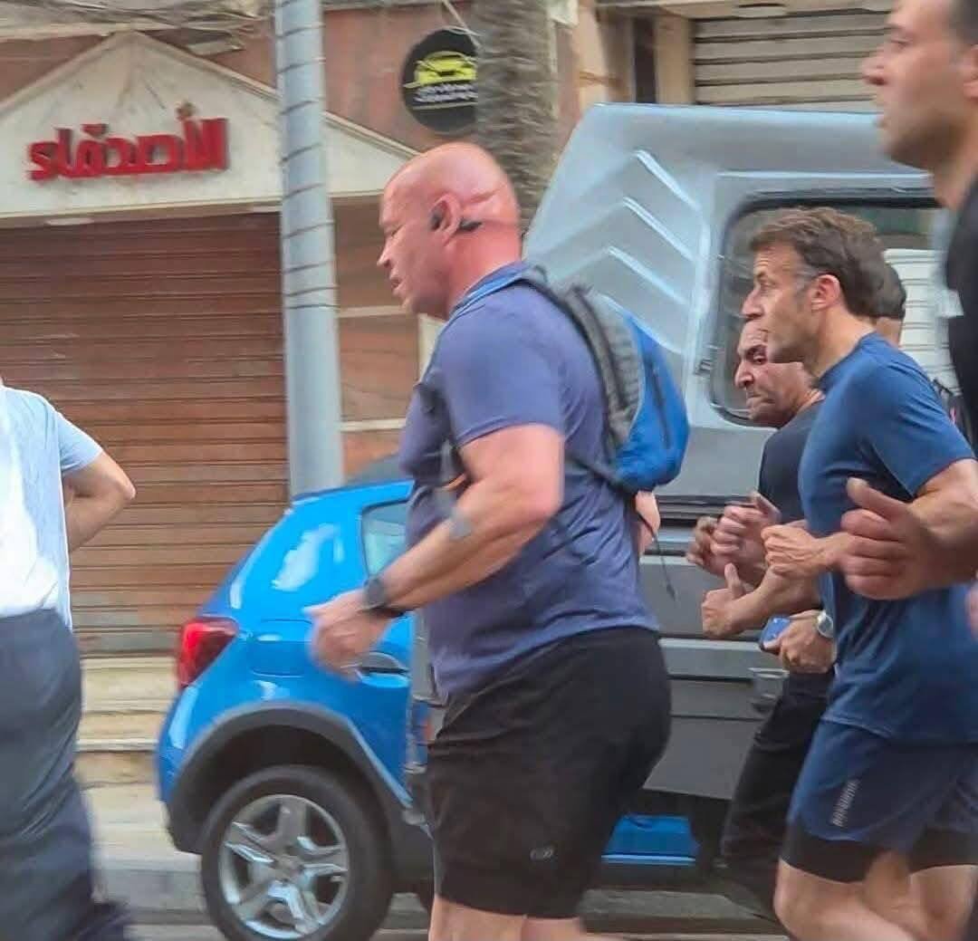 Emmanuel Macron يفاجئ المصريين بممارسة الجري والرياضة في شوارع الإسكندرية