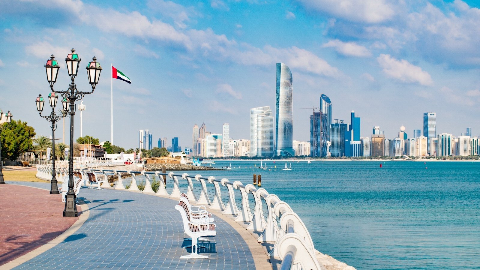 الدفاعات الجوية الإماراتية تعترض طائرتين مسيرتين قادمتين من إيران