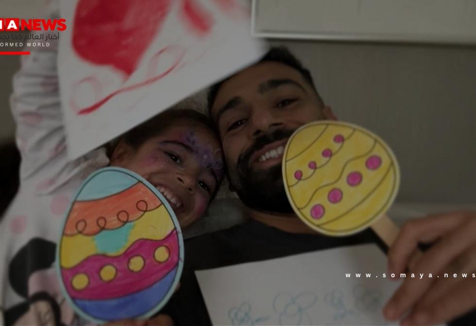 شاهد.. محمد صلاح يلهو مع ابنتيه