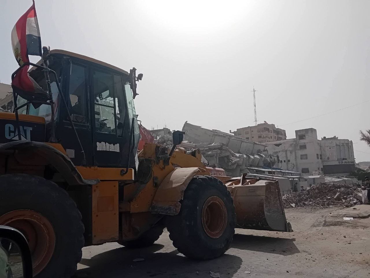 مصر تقود جهوداً إغاثية واسعة في قطاع غزة تشمل إزالة الركام وفتح الطرق