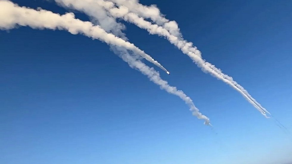 وزارة الدفاع في روسيا تعلن تنفيذ ضربات مكثفة استهدفت منشآت عسكرية ومطارات وبنية تحتية في أوكرانيا