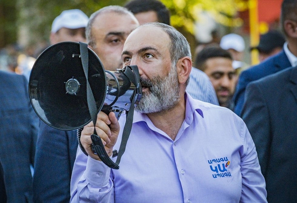 رئيس وزراء أرمينيا نيكول باشينيان يثير جدلاً خلال حملته الانتخابية بعد تصريحات حادة تجاه خصومه