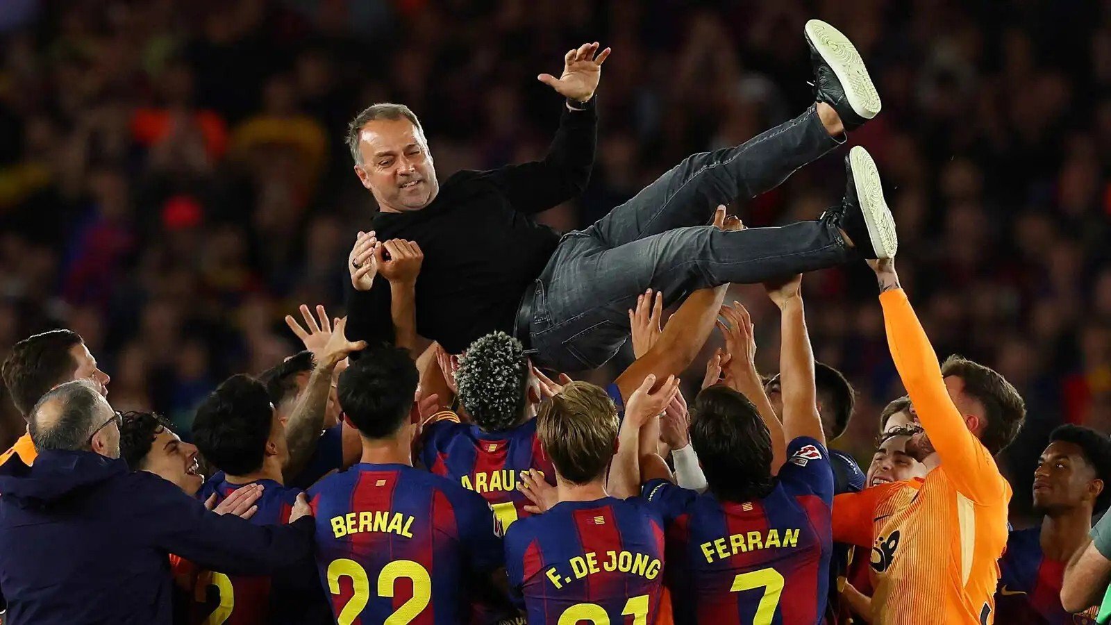 نادي برشلونة يعلن رسمياً تجديد عقد مدربه هانز فليك