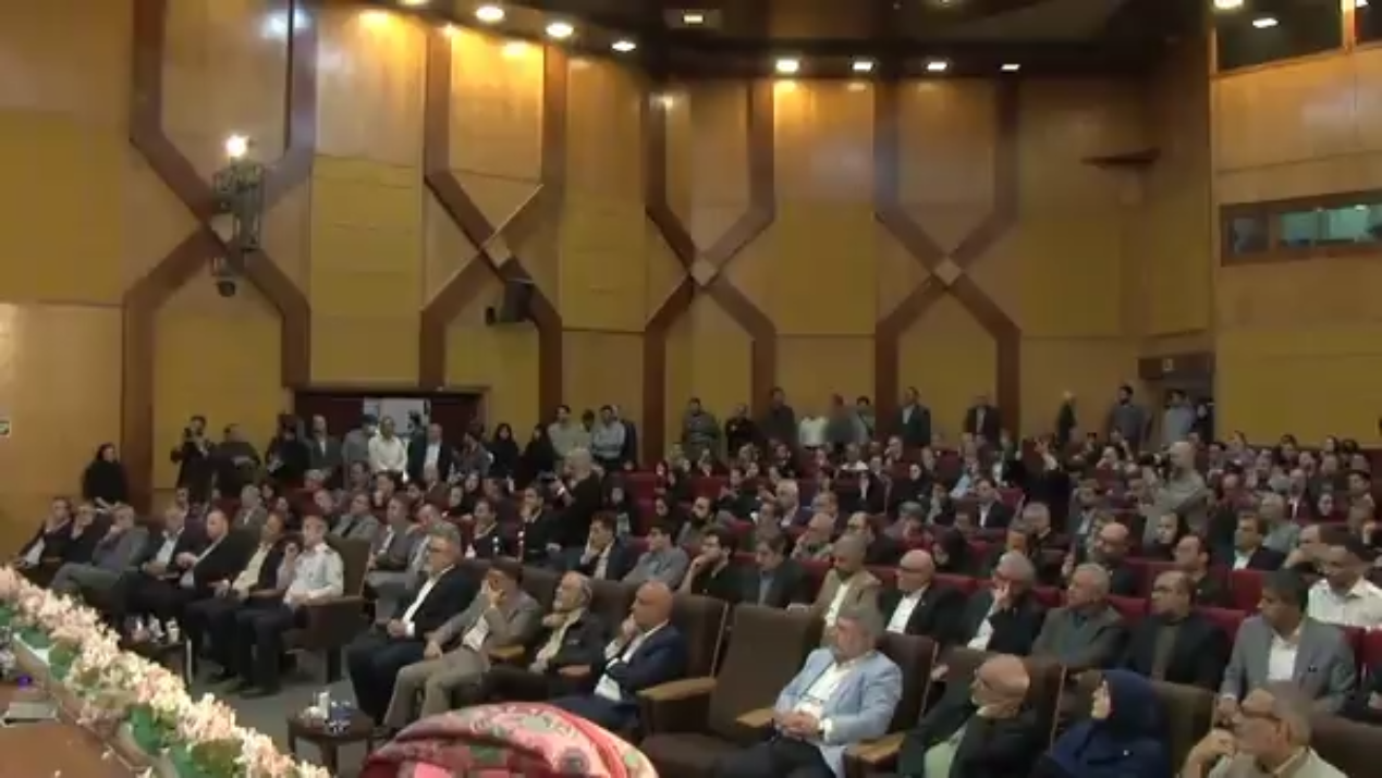 الرئيس الإيراني يؤكد رفض بلاده الخضوع لما وصفه بـ”العدو”