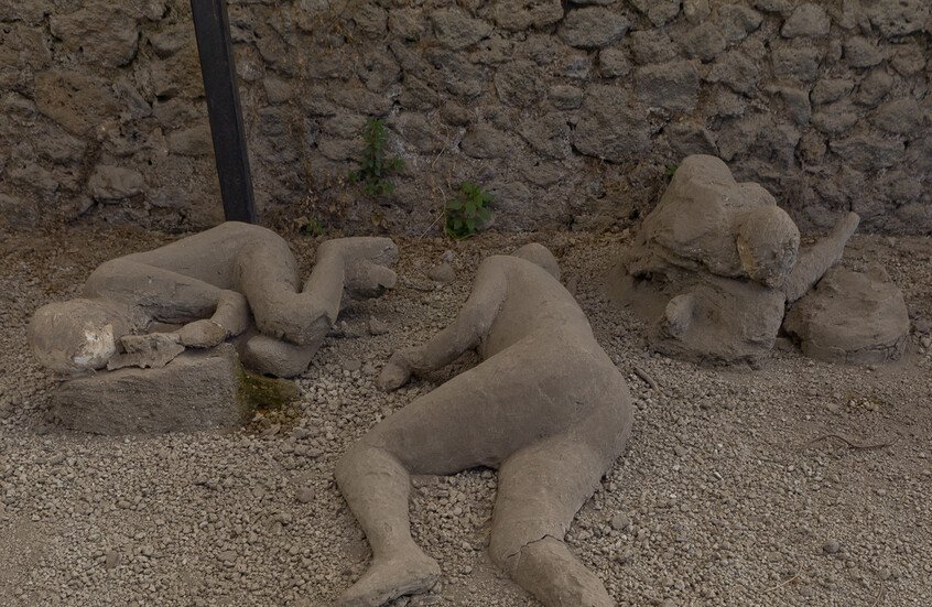 اكتشاف أثري عمره 1200 عام داخل جرة حجرية ضخمة في لاوس
