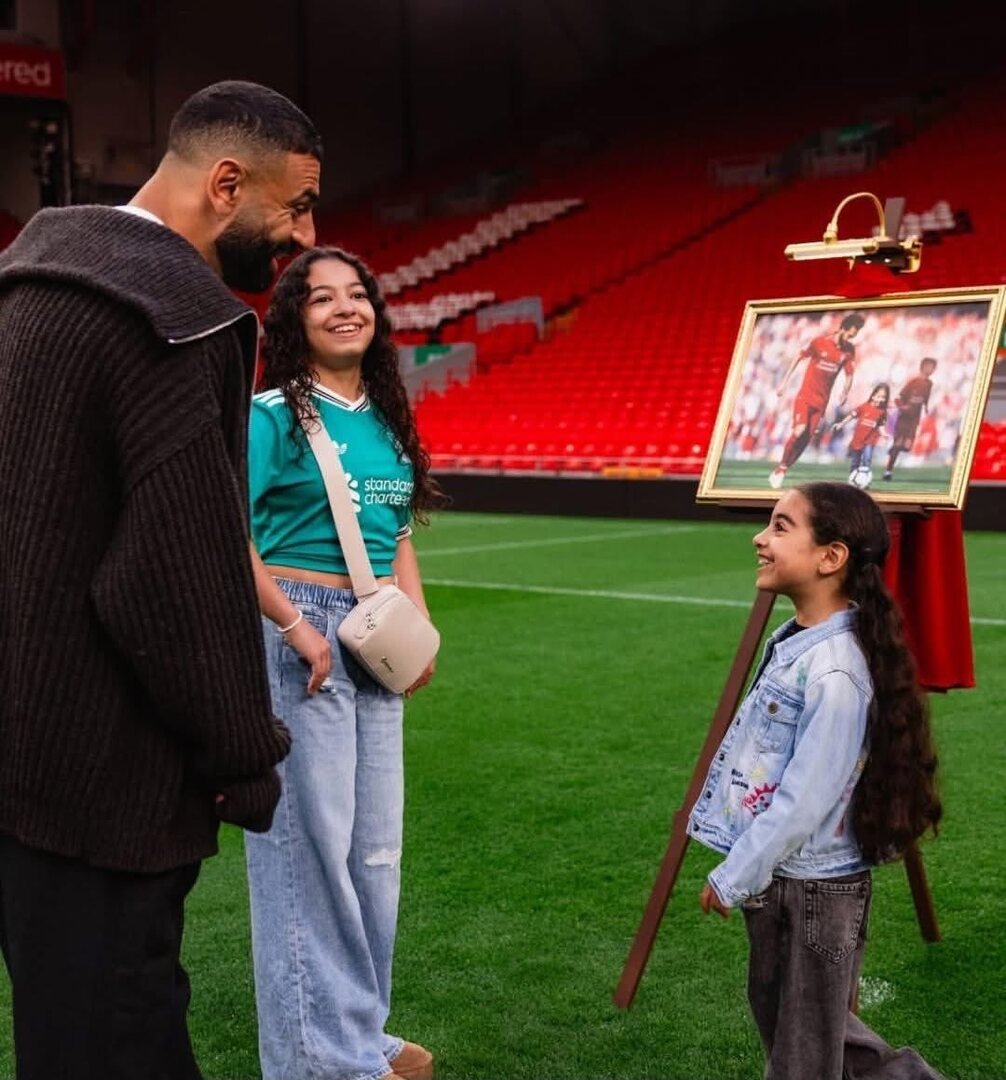 محمد صلاح يظهر في أنفيلد برفقة ابنتيه في جولة وداعية مؤثرة