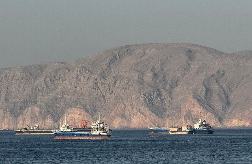 طهران تتوعد بالرد على أي هجوم أمريكي بإغلاق مضيق باب المندب واستهداف البنى الإقليمية