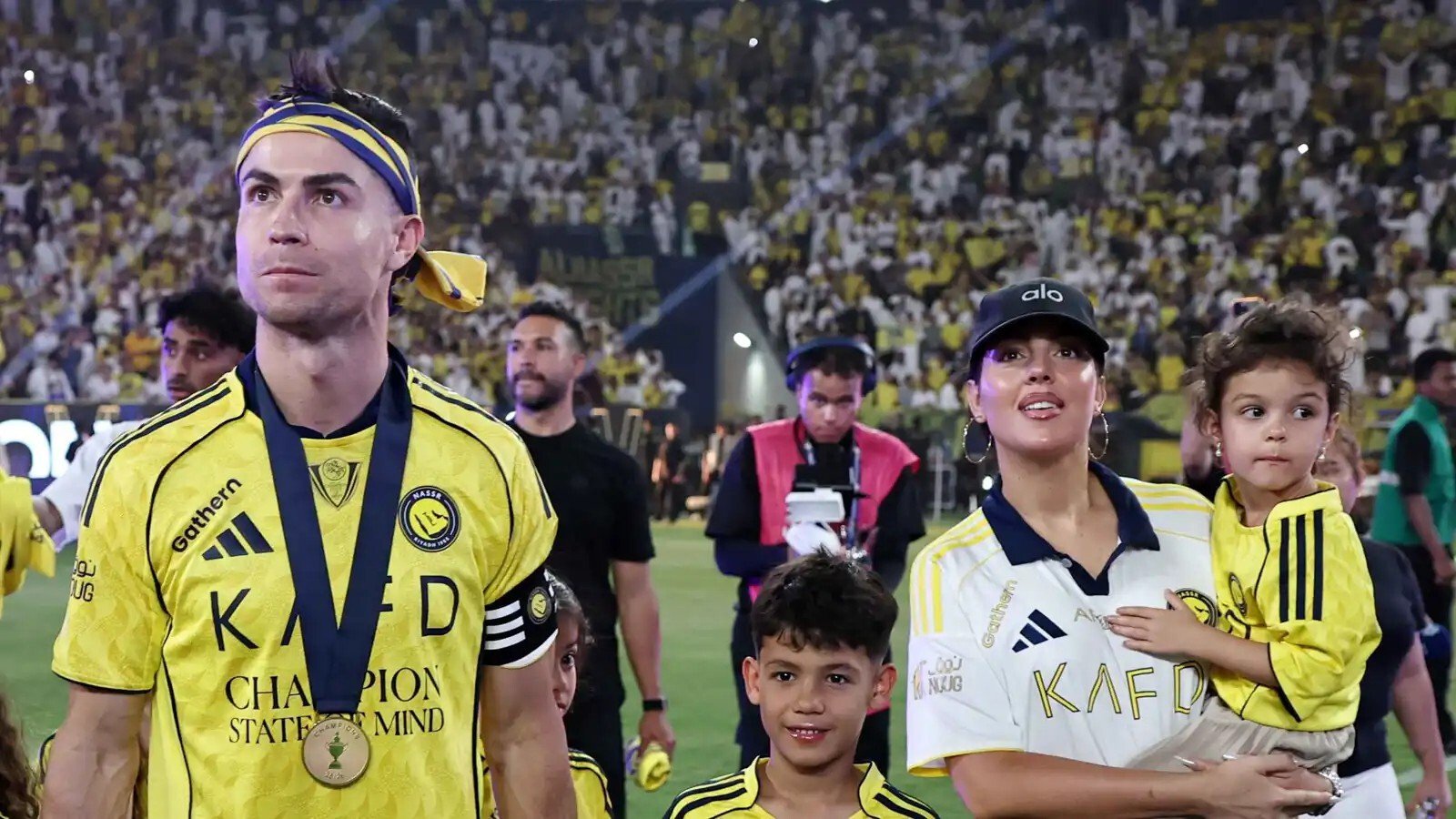 كريستيانو رونالدو يحتفل بكأس الدوري السعودي في أجواء عائلية مع جورجينا