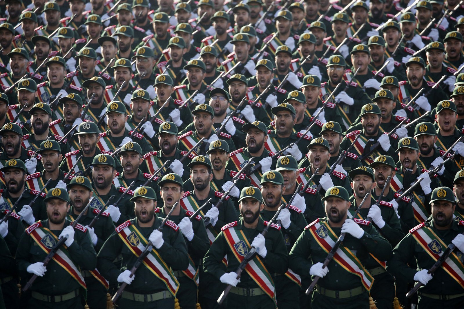 الجيش الإيراني: مستعدون للتضحية والعالم سيشهد تحولات قريبة في مواجهة التهديدات