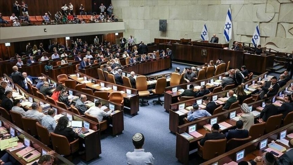 مقربون من نتنياهو يدفعون نحو حظر القائمة العربية الموحدة من المشاركة في الانتخابات