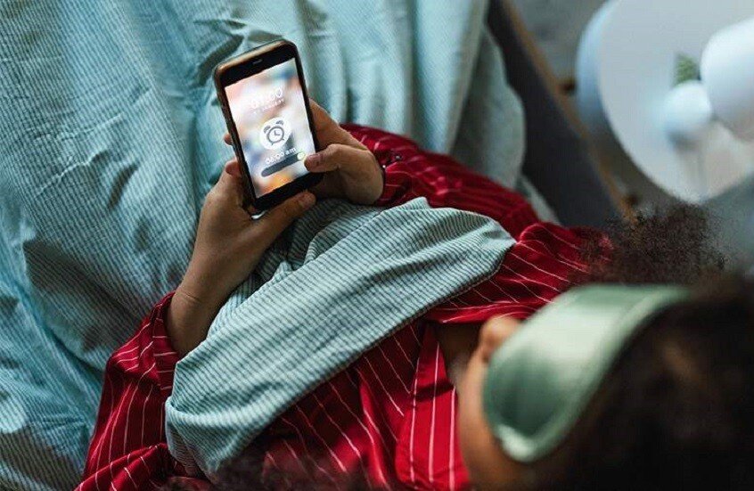 طبيبة توضح: طريقة استخدام الشاشة لا لونها هي السبب في إجهاد العين الرقمي
