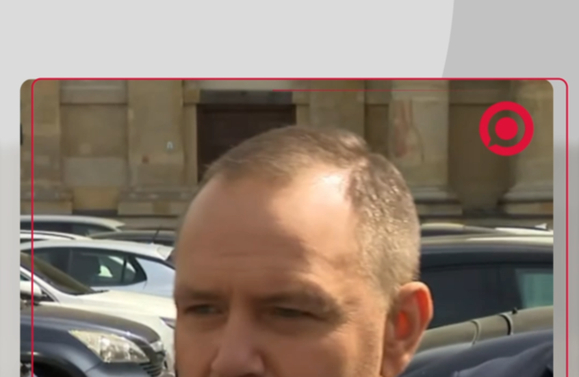 وارسو تسحب وساماً رفيعاً من زيلينسكي وسط جدل سياسي واسع