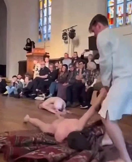 لاتفيا: عرض مسرحي مثير للجدل داخل كنيسة يثير ضجة واسعة