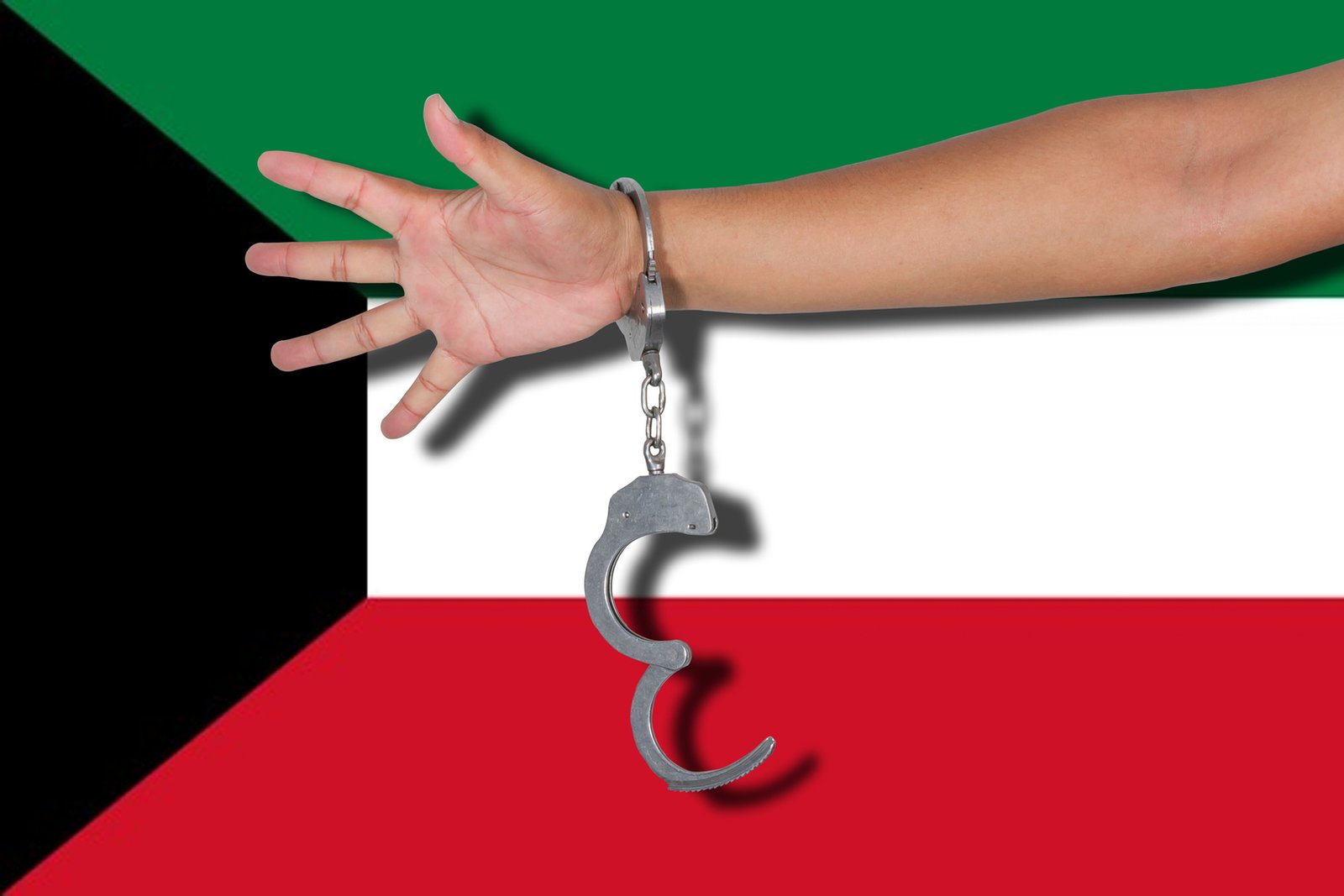 أم تبلغ عن نجلها المحكوم بالإعدام بعد هروبه من سجن كويتي.. والأمن يضبط الفارين (فيديو)