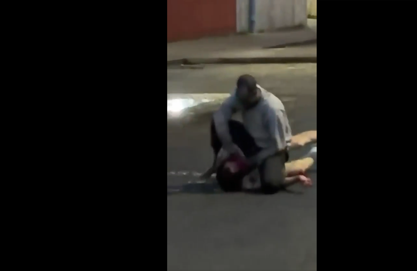 بريطانيا.. مهاجر يحاول قطع رأس رجل في الشارع (فيديو)