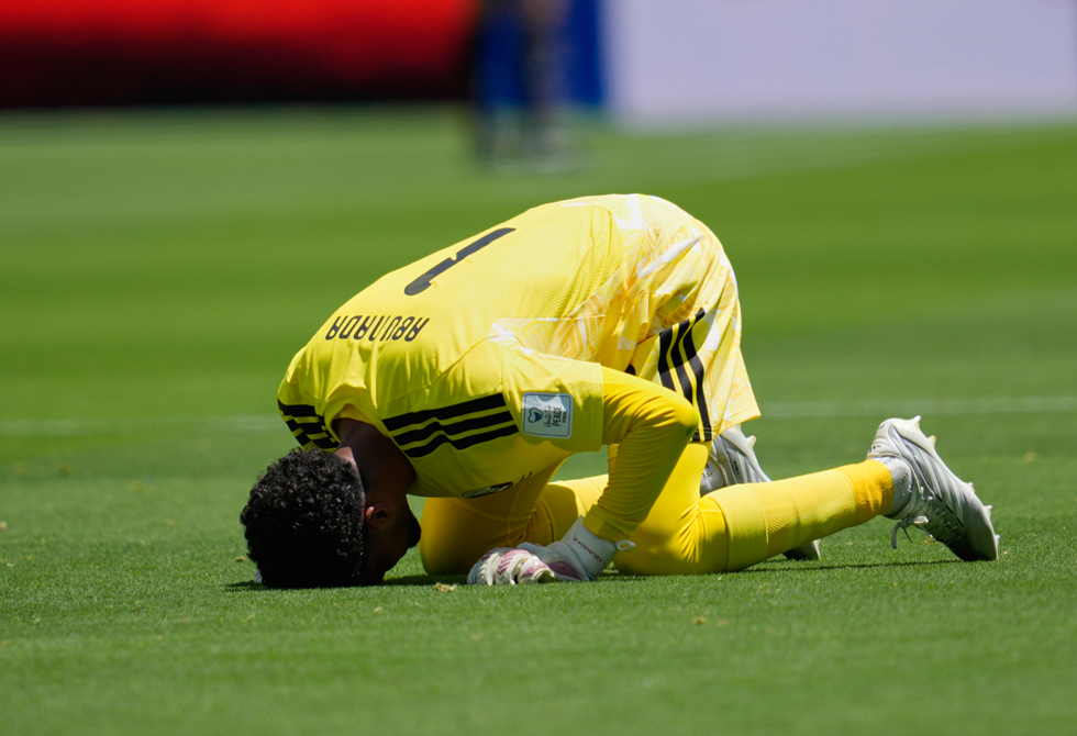 لقطة مؤثرة لحارس منتخب قطر بعد فوزه بجائزة أفضل لاعب في مباراة سويسرا