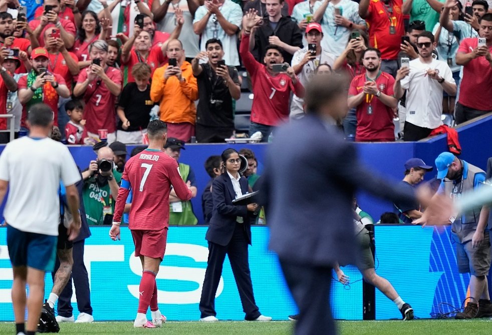 مدرب منتخب البرتغال يوضح أسباب قراره بشأن إشراك كريستيانو رونالدو أو التعامل مع وضعه الفني