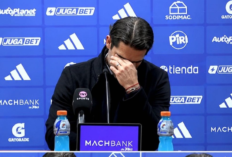 أزمة صحية مفاجئة لنجم ريال مدريد السابق أثناء مؤتمر صحفي