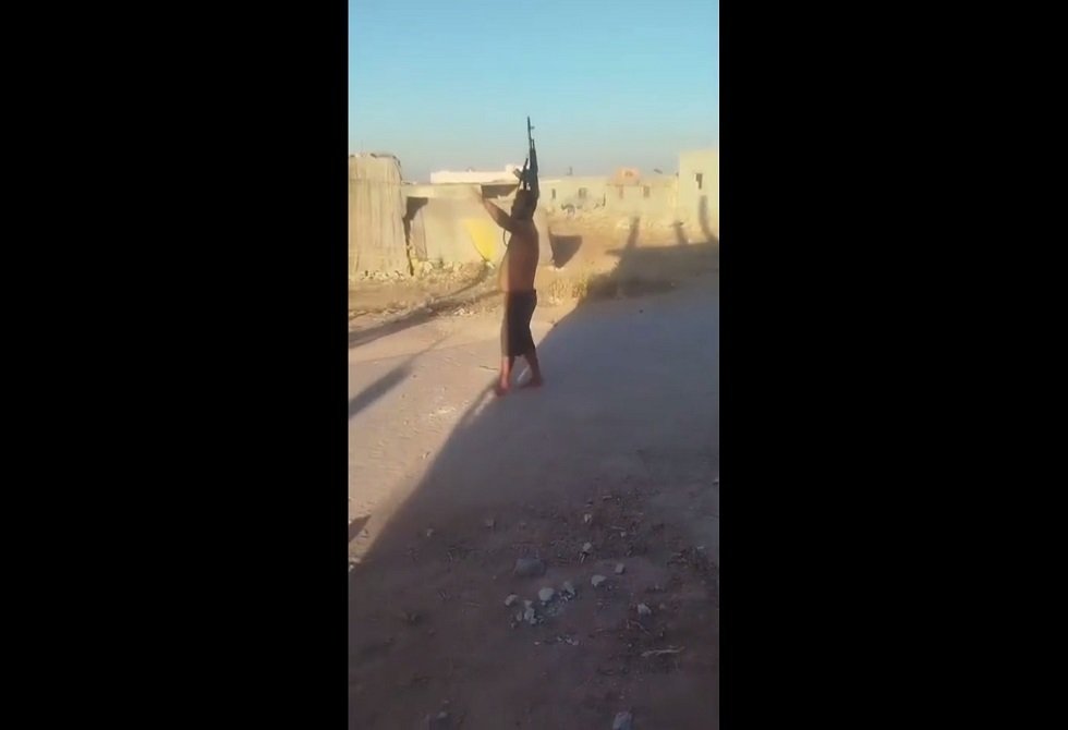 سوريا.. مسلح يفتح النار على عناصر من قوات الأمن (فيديو)