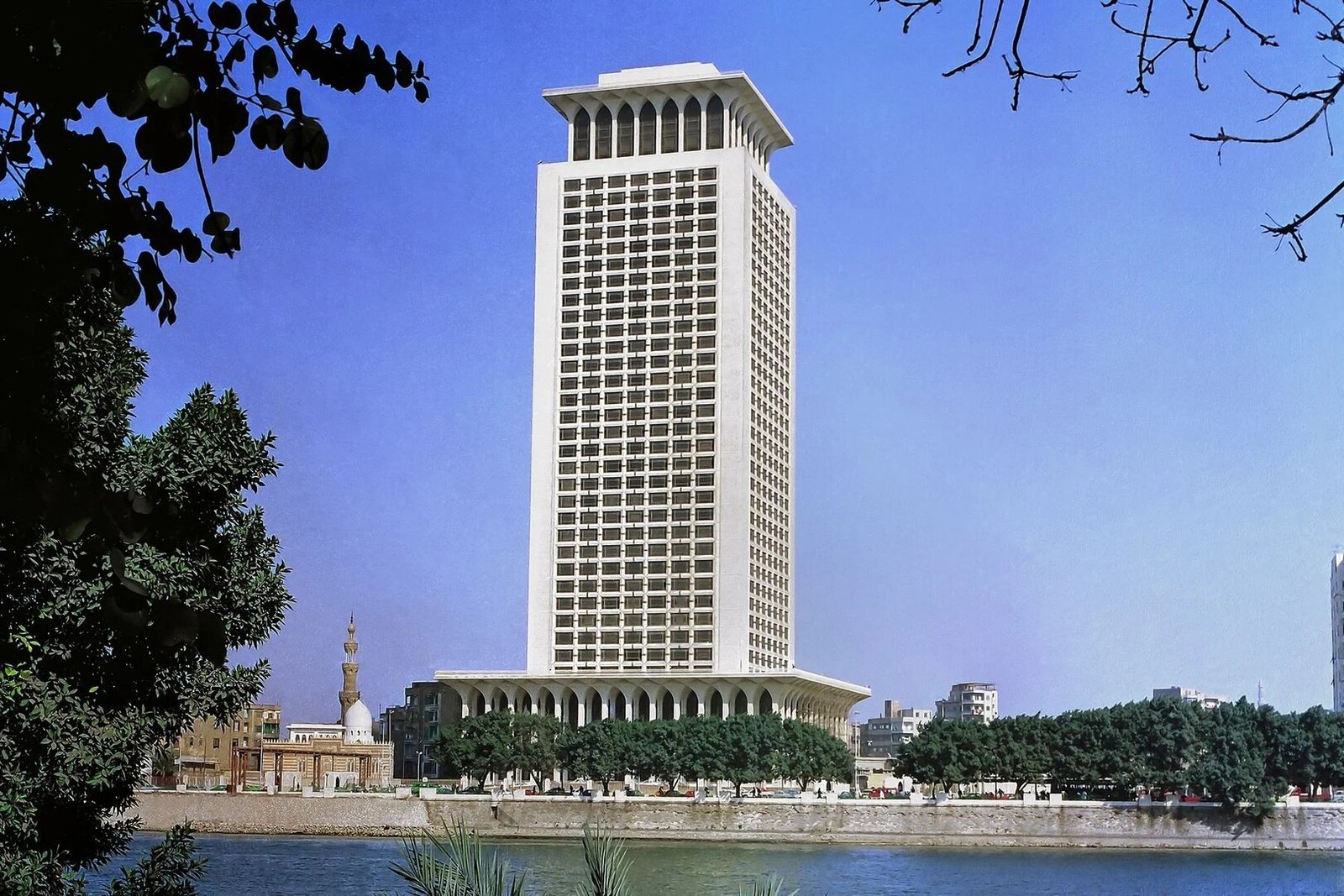 مصر تستنكر الهجوم الإيراني على الكويت والبحرين وتطالب بتهدئة عاجلة