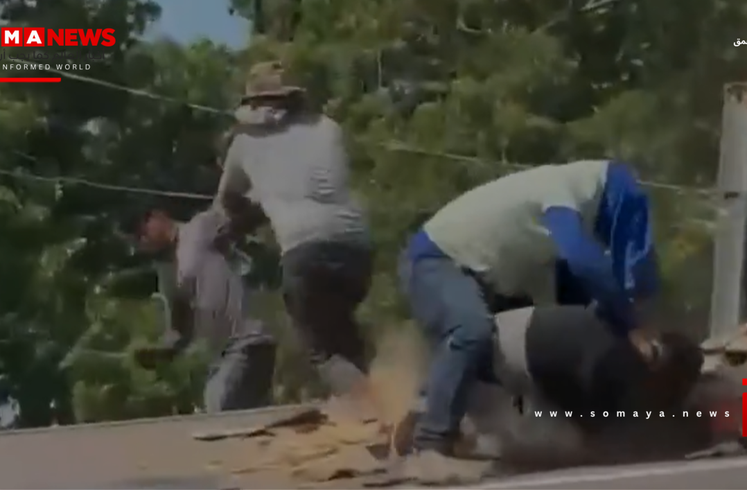 لقطات صادمة توثق شجارا جنونيا بين عمال تسقيف واستمرارهم في القتال بعد سقوطهم على الأرض (فيديو)