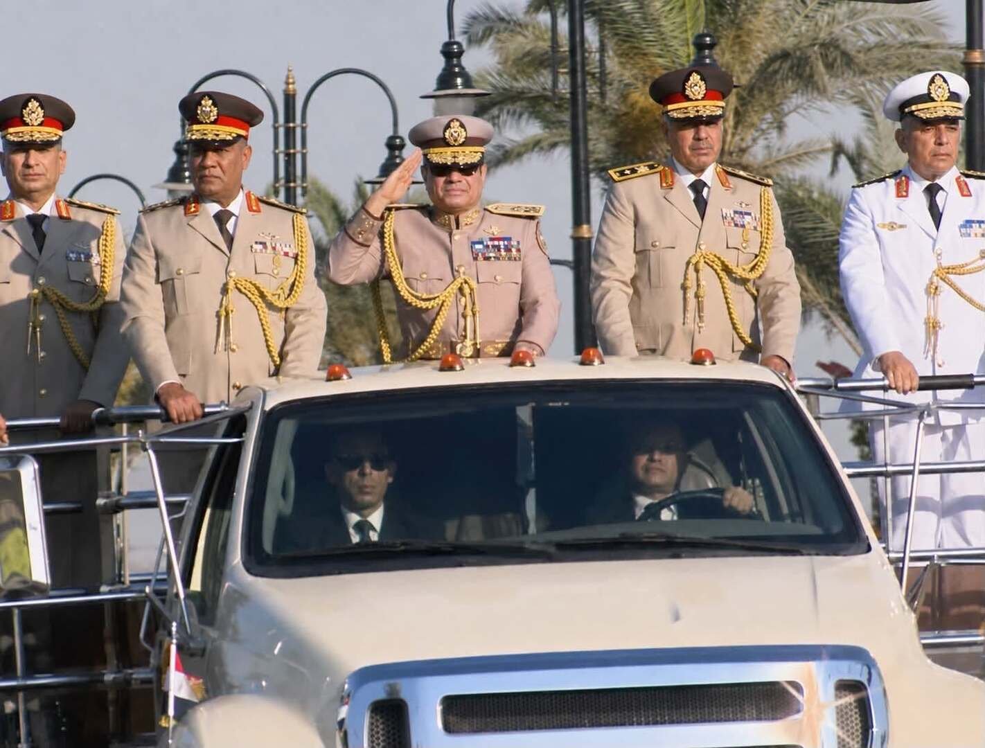 بالزي العسكري.. الجيش المصري يبعث برسالة حاسمة إلى “الأشقاء” خلال عرض عسكري مهيب