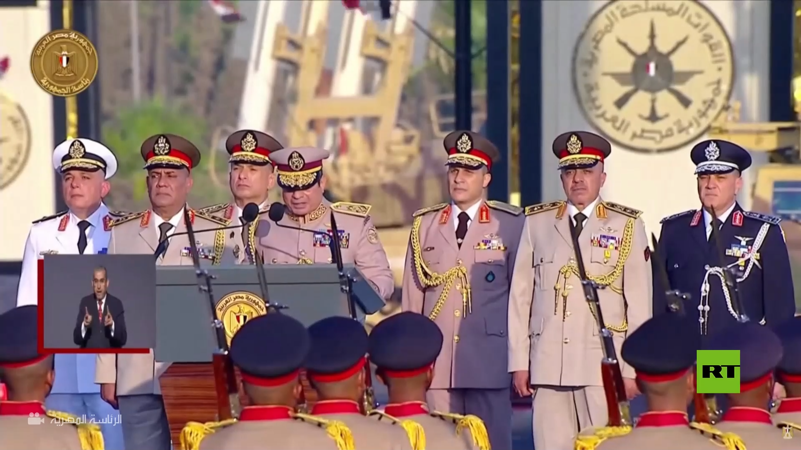 السيسي بالزي العسكري خلال عرض عسكري مهيب