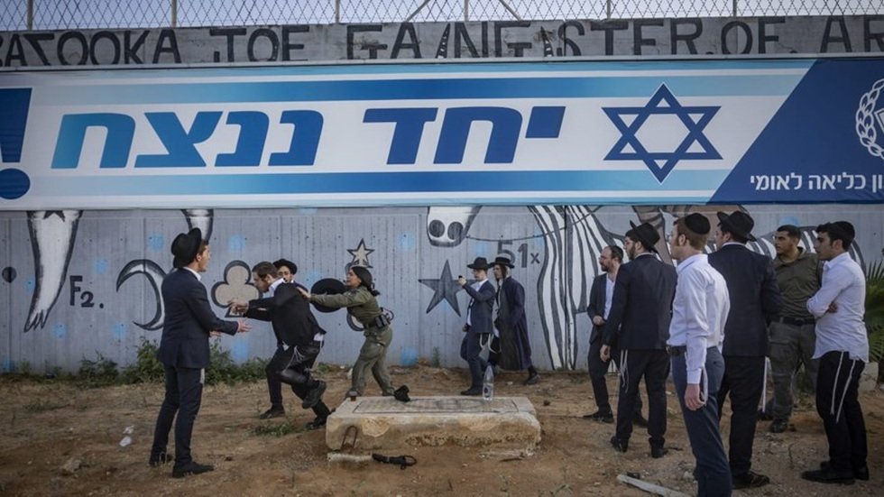رفضًا للتجنيد.. محتجون حريديم يغلقون مدخل قيادة الجيش الإسرائيلي في القدس