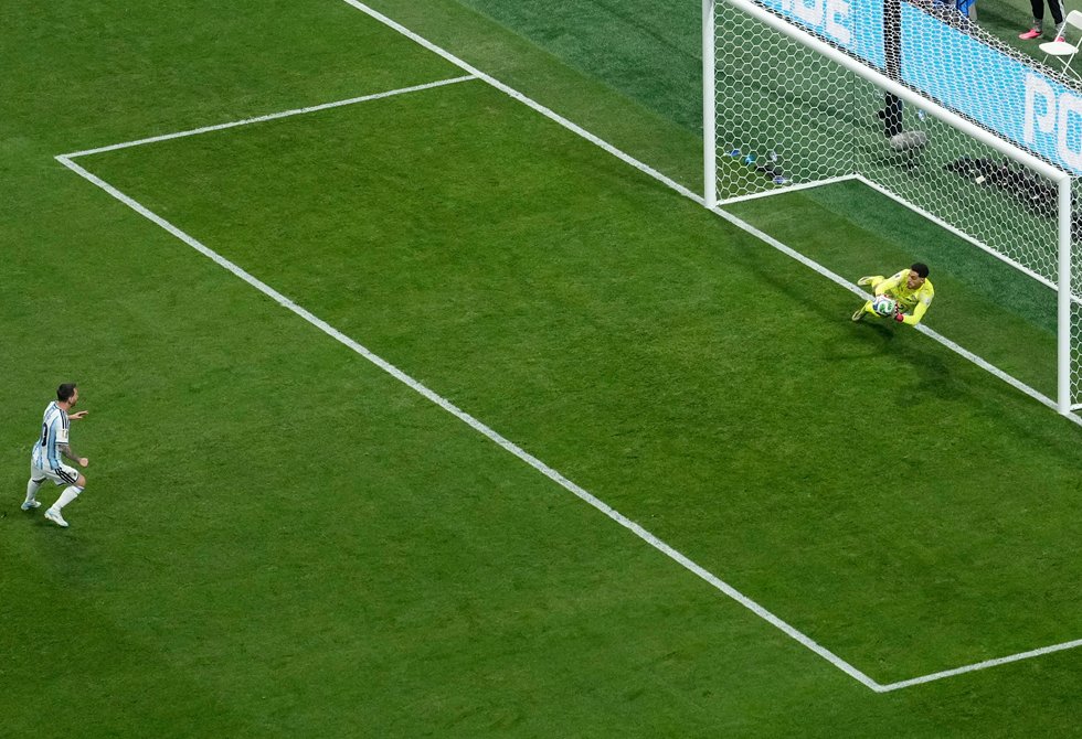مصطفى شوبير يتألق أمام ميسي ويعمّق رقمه القياسي السلبي في كأس العالم