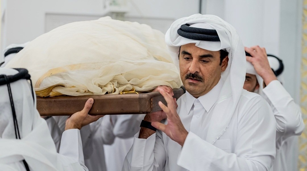في مشهد مؤثر.. أمير قطر يحمل جثمان والده الراحل حمد بن خليفة خلال مراسم التشييع (صورة وفيديو)