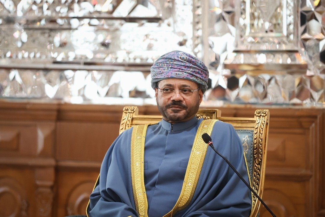 وزير الخارجية العماني: مناقشات معقدة جارية للتوصل إلى ترتيب بشأن مضيق هرمز