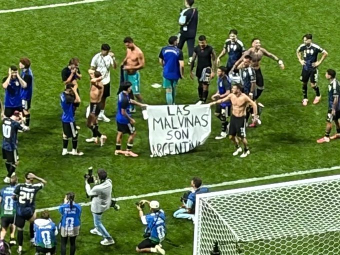 بعد التغلب على إنجلترا.. ميسي ورفاقه يبعثون برسالة سياسية إلى بريطانيا (صور + فيديو)