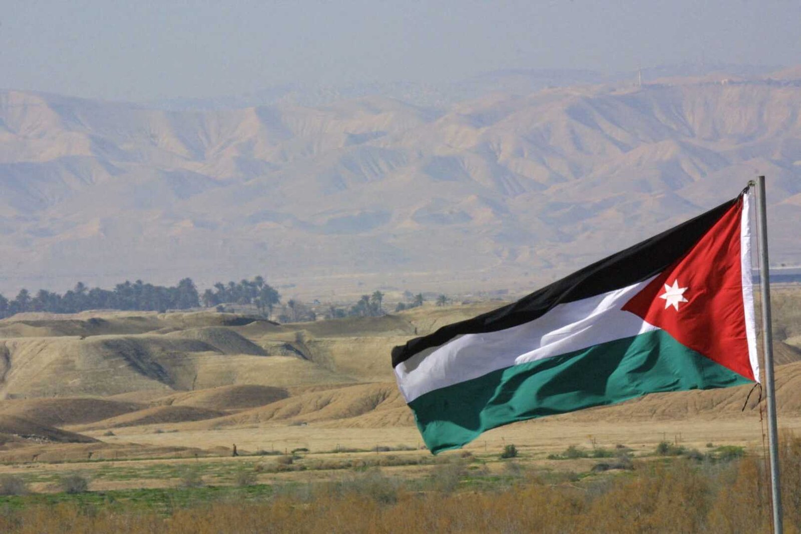 الأردن يعلن إسقاط 8 صواريخ إيرانية