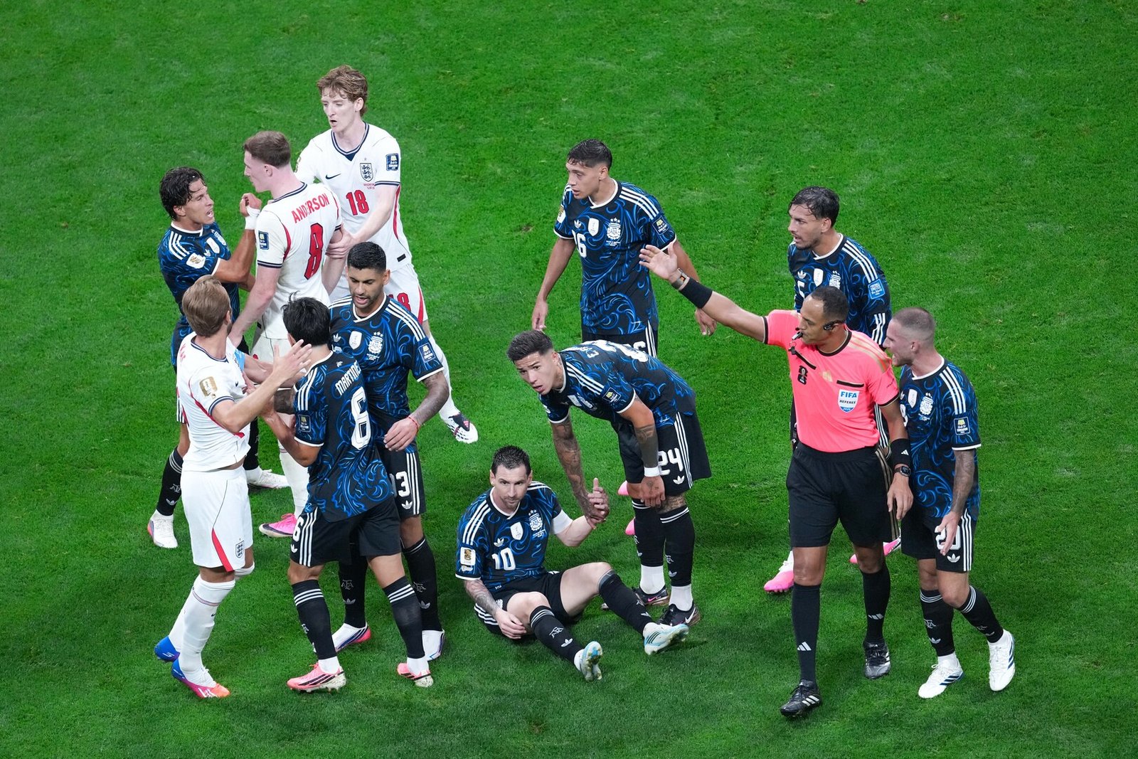 جدل حول لافتة “المالفيناس”.. هل يعاقب الفيفا منتخب الأرجنتين؟