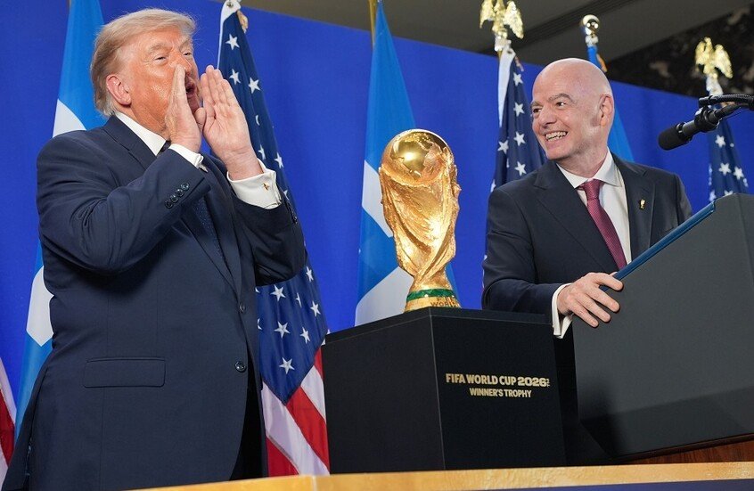 ترامب يحضر نهائي كأس العالم برفقة ميلانيا من خلف زجاج مضاد للرصاص (فيديوهات)