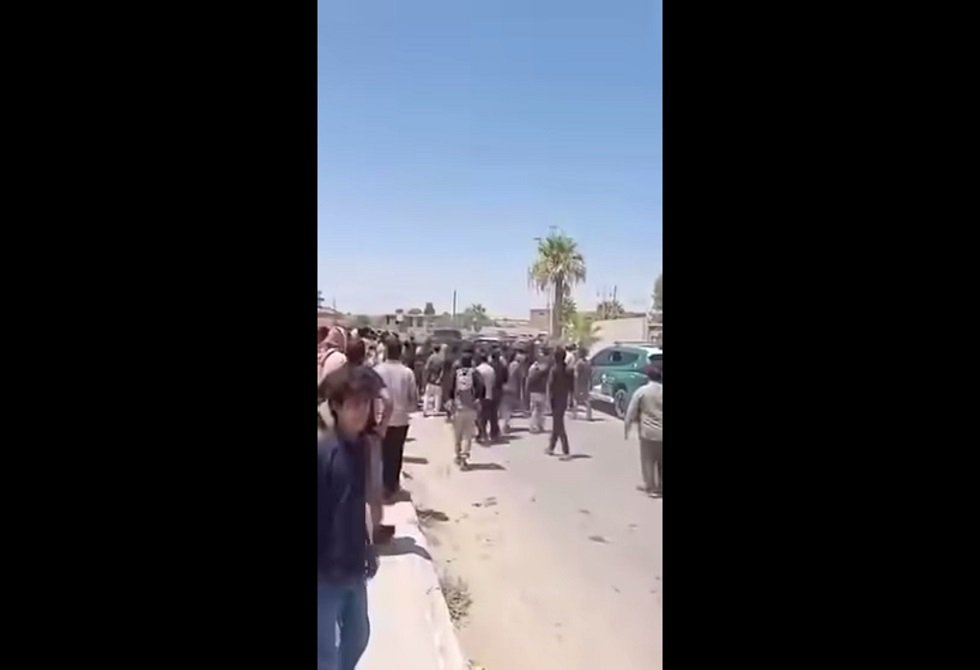سوريا.. محتجون يرجمون موكب محافظ الحسكة بالحجارة للتغطية على "غنائمهم" (فيديو)