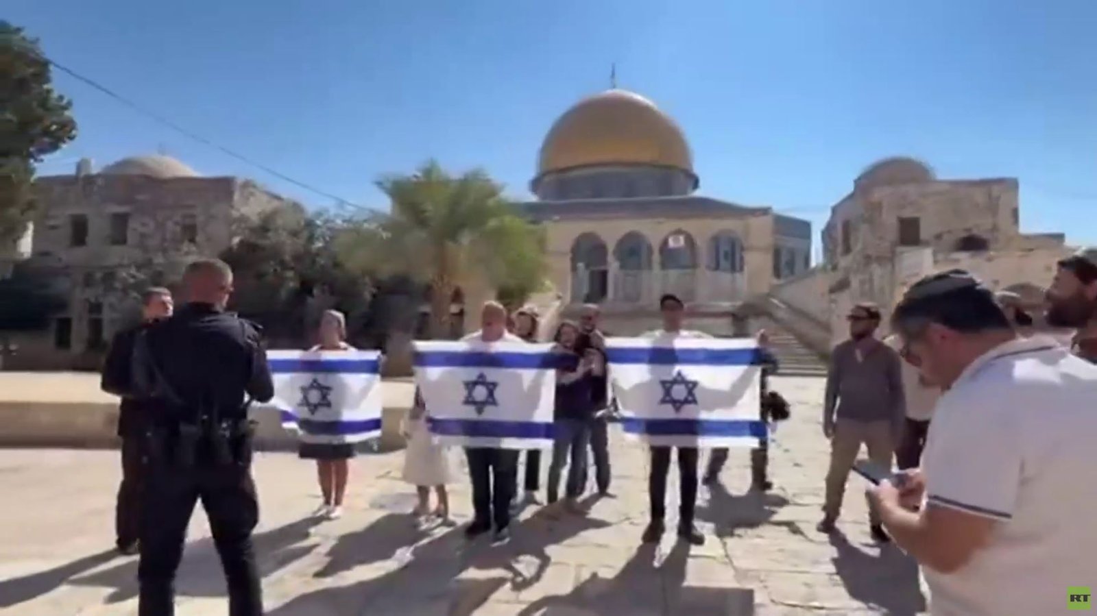 بن غفير وآلاف المستوطنين يقتحمون المسجد الأقصى (فيديو)