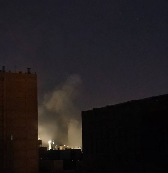 انفجارات عدة تهز قاعدة الجفير الأمريكية في البحرين إثر هجمات إيرانية (صورة + فيديو)