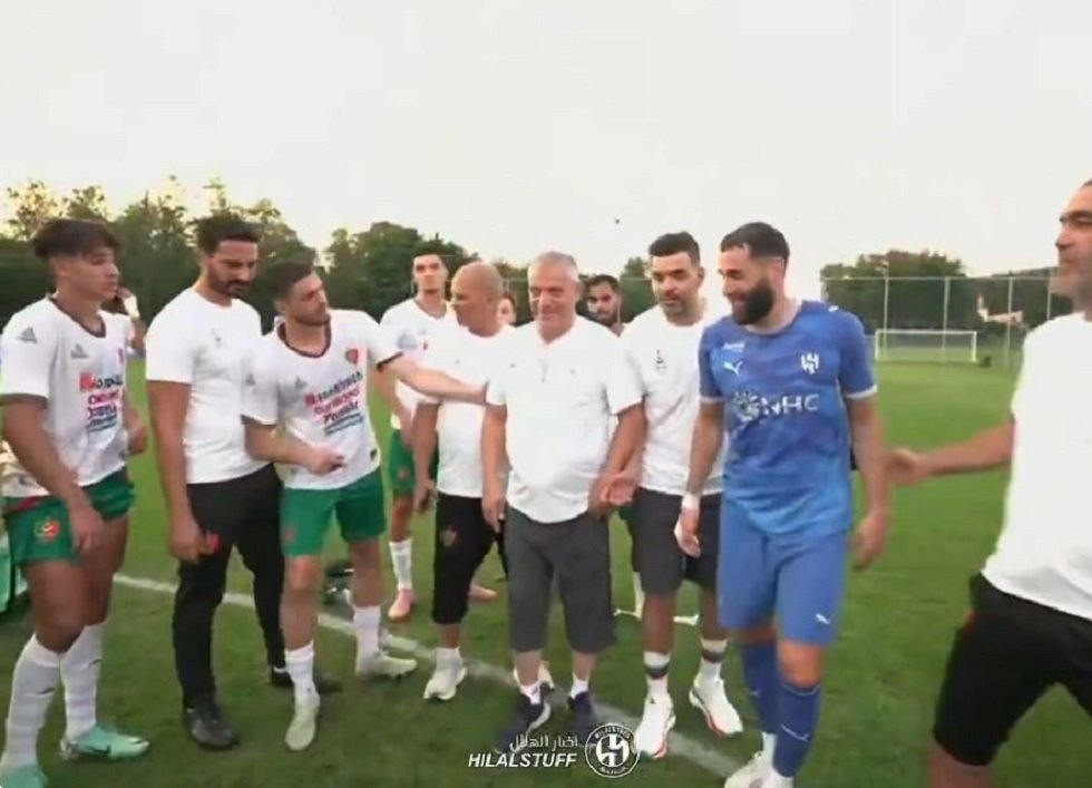رد فعل لاعبي مولودية الجزائر تجاه بنزيما بعد المباراة (فيديو)