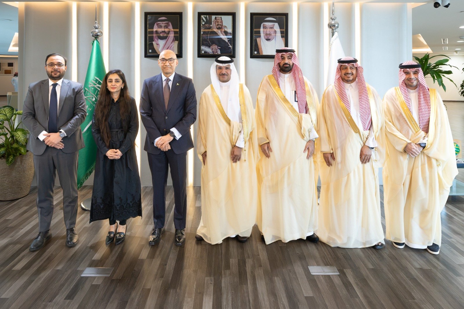 نائب وزير الموارد البشرية السعودي للعمل يلتقي سفير باكستان لدى المملكة