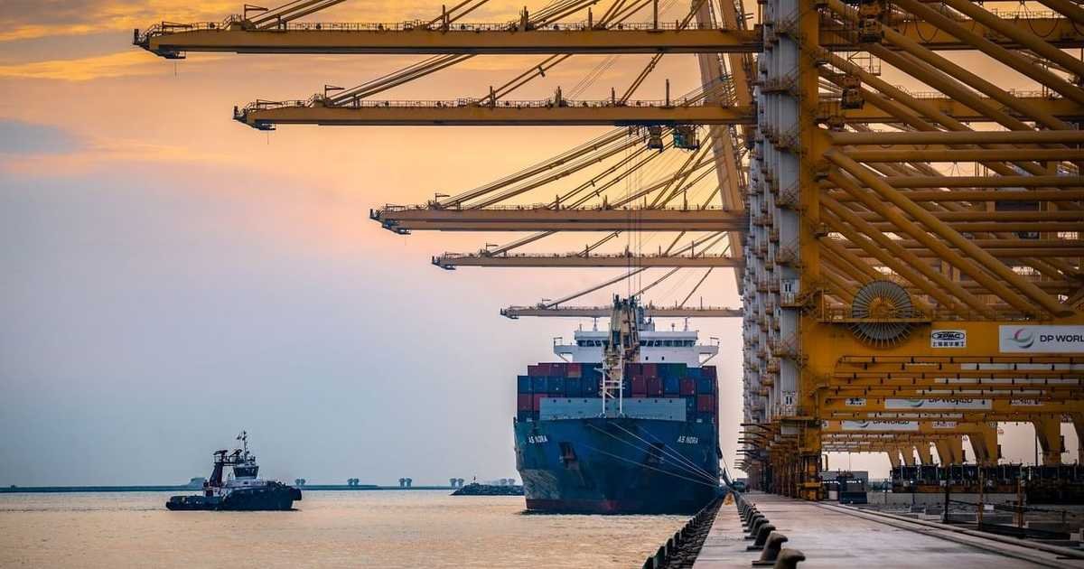 موانئ دبي العالمية تضخ 800 مليون دولار لتحديث وتطوير ميناء طرطوس