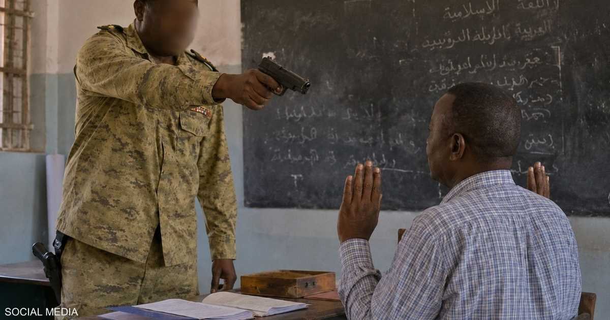 لواء متقاعد يشهر سلاحه ويعتدي بالصفع على معلم داخل مدرسة سودانية