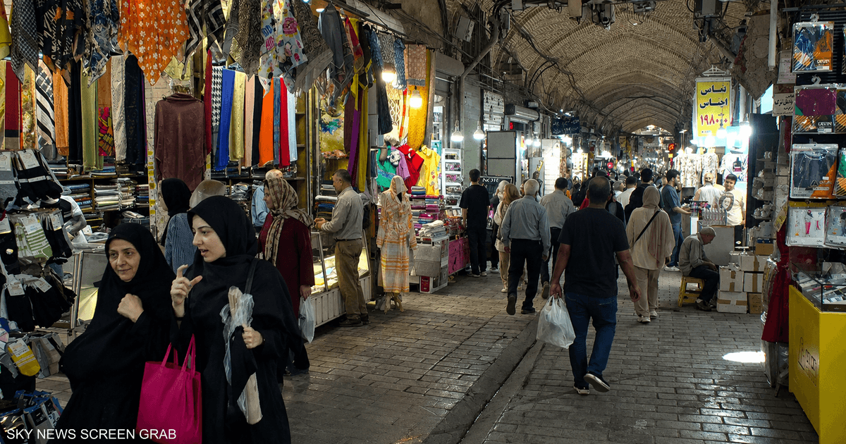 أزمة الكهرباء في الأحواز.. مربي دواجن يحاول إحراق نفسه احتجاجا على الخسائر