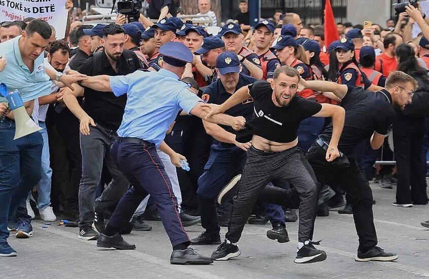 ثورة الفلامينغو.. صفقة مثيرة للجدل تحاصر صهر ترامب بفضيحة